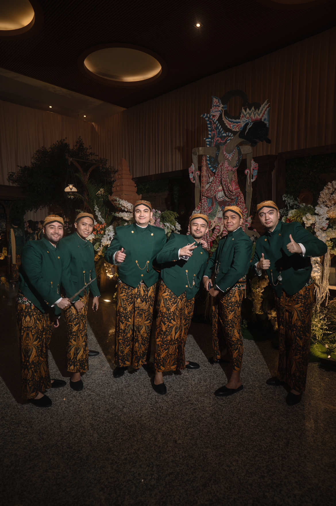 Something about Javanese groomsmen in green hits different😍💚  #fyp #wedding #groomsmen #adatjawa #imagenicdark 
