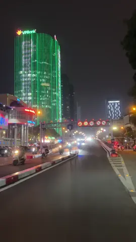 Đủ trải nghiệm bạn sẽ thấy cuộc sống chính là làm quen với những thay đổi của lòng người. Người tàn nhẫn sẽ làm tổn thương người khác, người tử tế chọn cách làm tổn thương chính mình...Nên cứ bình thản mà đón nhận.. #langthanghanoi #chill #hanoi #xh #xuhuongtiktok 