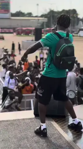 Y’EN A PAS TWO @LaMano🚫🦵🏾 