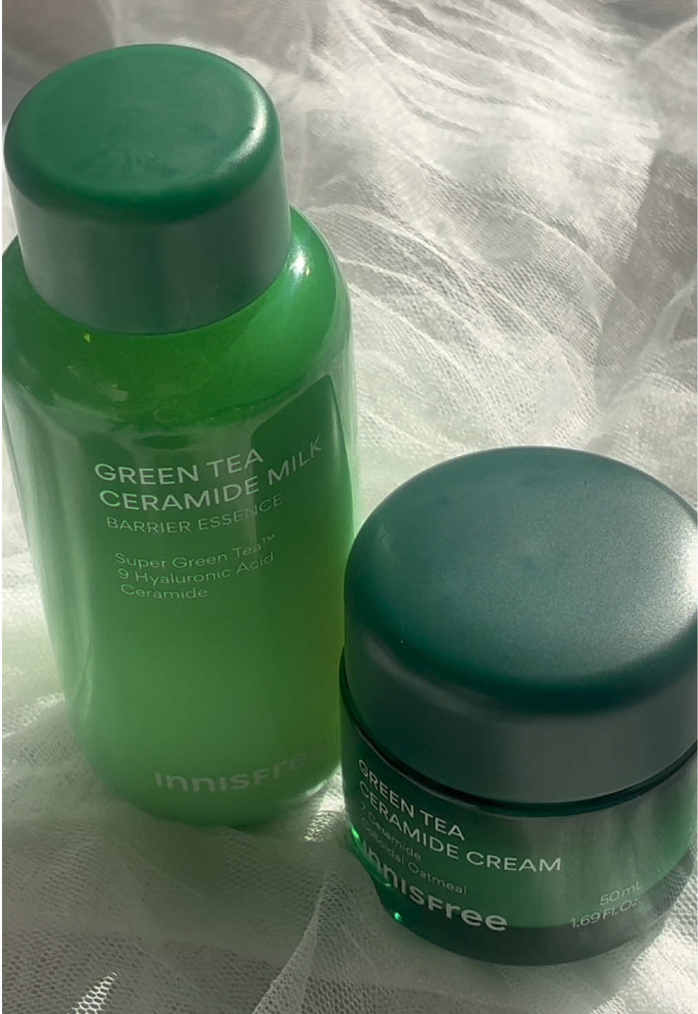 今回、イニスフリーさんから グリーンティー セラミド ミルクエッセンストナーと グリーンティー セラミド バリアクリームをギフティングでいただいたので、実際に使ってみた感想をシェアするね💚 まずこの“新感覚ミルク化粧水”が本当に気持ちいい…！ ローションはとにかくトロッとしていて、肌にのせる瞬間がたまらない♡ でもスッと馴染んでくれて、化粧水だけでも肌がうるっとする感じがするの。 ベタつかない仕上がりだから、季節関係なく使いやすいのも好き。 一緒に使ったバリアクリームも、これからのシーズンにぴったり。 バターみたいなコクがあるのにしっかり馴染んで、時間が経ってもしっとり柔らかい肌が続いたよ✨ 乾燥や季節のゆらぎが気になる人には、この組み合わせ本当におすすめ…！ Qoo10でも販売中だよん♡ Innisfree kindly gifted me the Green Tea Ceramide Milk Essence Toner and Green Tea Ceramide Barrier Cream, so here’s my honest review after actually trying them 💚 The toner has this milky, cushiony texture that feels so good on the skin. It’s thick and milky at first, but absorbs instantly — and my skin feels hydrated even with just the toner. No sticky finish, which makes it so easy to use all year round. The barrier cream is perfect for the colder season coming up. It has a buttery richness that melts in beautifully, and my skin stays soft, moisturized, and calm for hours. If you deal with dryness or seasonal sensitivity, this duo is honestly such a good match.#GreenTeaCeramideBarrierCreamうるもち緑茶バタークリーム #イニフレンズ