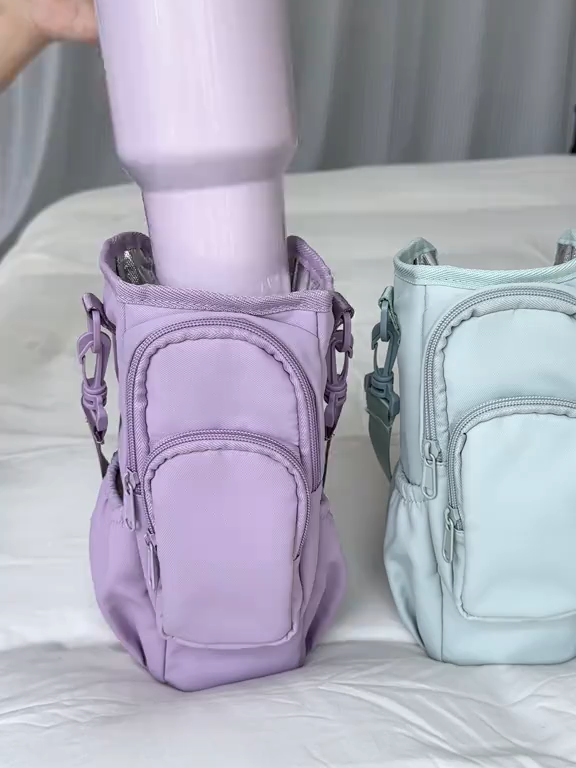 Sua bebida favorita e seu celular, tudo junto e na mão! 🤩 Chega de malabarismo! A Bolsa Porta-Copo com Alça é o acessório que faltava para quem ama praticidade. ✅ Compatível com Copo Stanley (e a maioria das garrafas). 📱 Bolso para Celular e Chaves: Leve o essencial com segurança. 🚶‍♀️ Alça de Transporte: Mãos livres para curtir a vida! Perfeita para academia, praia, caminhadas, ou qualquer rolê. 🛒 GARANTA A SUA E LIBERTE SUAS MÃOS! 👉 https://s.shopee.com.br/9KaH1DqOoq ⚠️ Promoção sujeita à alteração de preço e estoque do site.