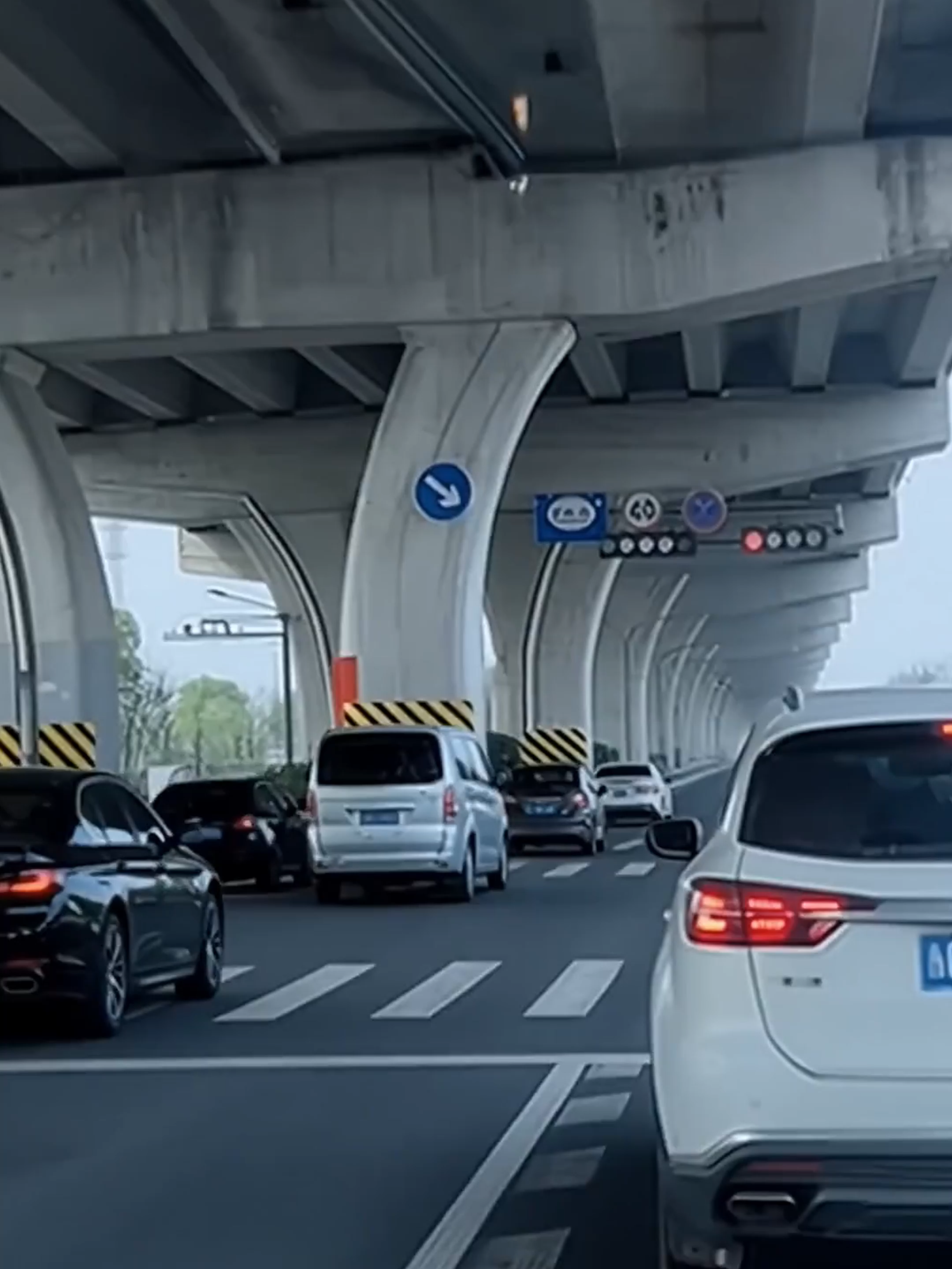 遇到道路结构损坏或坍塌迹象时： 立即减速并保持与前车安全距离。 远离桥梁、隧道等潜在危险结构。 不要在高架桥下停留，避免落物风险。 若发现桥面震动、裂缝、掉落物，应立即报警。 事故发生后，迅速撤离到安全区域，避免接近燃油泄漏区域。 记住：每一次警惕，都可能避免一次灾难。#安全警示 #Zipline #viral #Viral #Extreme