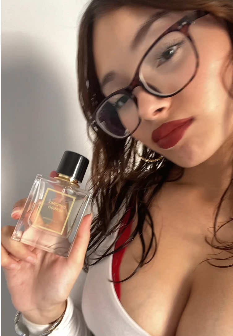 Herkesin kokumu sorduğu o parfüm 😍 @elifnuryel  #parfum #cupcake #fyppppppppppppppppppppppp  #elifnuryel #elifnuryel 