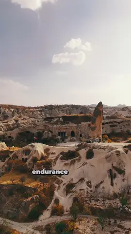 Göreme 'nin sessiz yamaçlarının ortasında, kayanın kalbine oyulmuş bir yapı duruyor - Yusuf Koç Kilisesi. 11. yüzyıla kadar uzandığına inanılan bu mağara kilisesi, Kapadokya 'daki erken Hıristiyan mimarisinin dikkat çekici örneklerinden biridir.  cappadociaintegrity,dan alıntı..