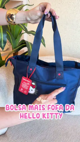 ✨ A coleção mais fofa e desejada chegou por aqui! ✨ As bolsas da Hello Kitty estão um arraso em três cores lindas: azul marinho, rosa claro e preto. Cada uma com aquele acabamento impecável, detalhes apaixonantes e o charme da Hello Kitty que faz toda diferença. • Tecido leve e macio com textura bordada • Bolso frontal com zíper para facilitar no dia a dia • Alças reforçadas + alça longa regulável • Espaçosa, prática e super estilosa • Detalhes em vermelho que deixam a peça ainda mais moderna É a bolsa perfeita pra quem ama unir fofura, estilo e funcionalidade. E já adianto: essas estão saindo rapidinho! 🌸 Qual cor combina mais com você? Chama no direct e garante a sua antes que acabe! #bolsas #bolsahellokitty #hellokitty  #hellokittylover