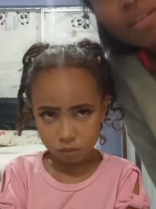 ISSO AQUI FICOU MUITO BOM KKKKKK Criança birrenta toda maquiada levando um esporro da mãe e entrando em transe cantando a ponte de abracadabra da Lady Gaga com toda a sua pequena alma infantil e a 'bolha da glinda' estourando de sua boca rs #Montagem #top #legal #ladygaga #abracadabra #abracadabraladygaga