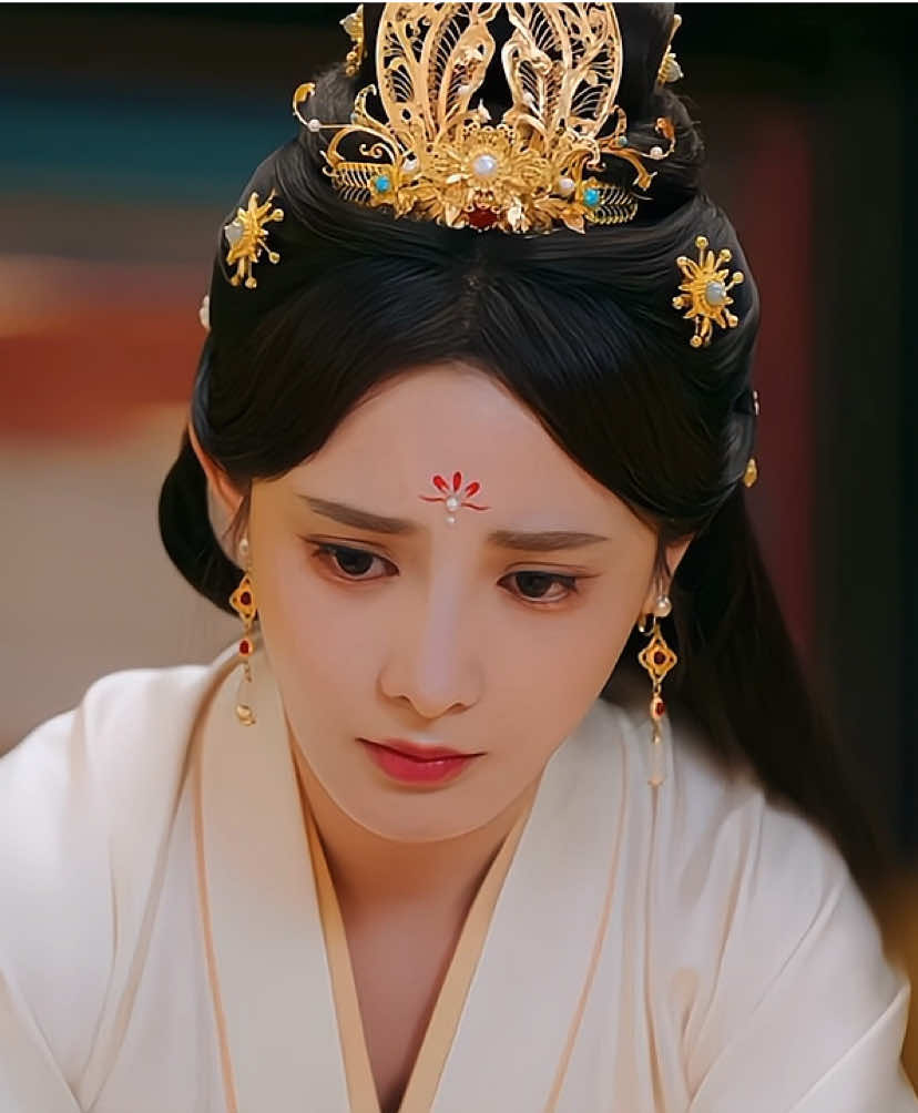 When she realized that he was sick because of her, she cured him.#loveandcrown #pengxiaoran #renjialun 