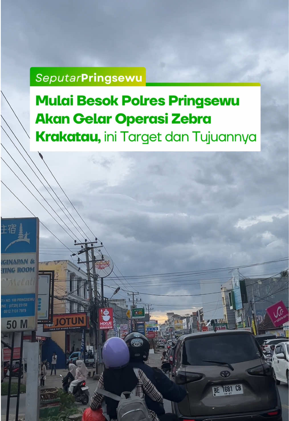 Mulai 17–30 November 2025, Polres Pringsewu resmi menggelar Operasi Zebra Krakatau 2025. Selama dua pekan ke depan, kepolisian akan fokus meningkatkan keselamatan dan kedisiplinan pengendara di seluruh wilayah Pringsewu. Operasi ini berlangsung serentak nasional dan menjadi bagian dari persiapan menghadapi lonjakan arus libur Natal 2025 dan Tahun Baru 2026. Kasat Lantas Polres Pringsewu, Iptu I Kadek Gunawan, menyampaikan bahwa operasi ini tidak hanya menitikberatkan pada penindakan. Upaya preemtif dan preventif juga diprioritaskan melalui edukasi ke sekolah, komunitas, dan kelompok masyarakat mengenai tertib berlalu lintas. Patroli serta pengaturan arus pun ditingkatkan di titik rawan macet dan rawan kecelakaan. Ada 6 jenis pelanggaran utama yang jadi fokus pengawasan: 1. Menggunakan ponsel saat berkendara 2. Pengendara di bawah umur 3. Membonceng lebih dari satu orang 4. Tidak memakai helm SNI atau tidak menggunakan sabuk keselamatan 5. Melawan arus 6. Kendaraan yang digunakan untuk balap liar Tetap patuhi aturan, jaga keselamatan, dan utamakan etika berkendara ya, Lur! 🚦✨ Original Content ©️ Seputar Pringsewu —————————————— Update info Seputar Pringsewu 24 Jam! Follow @seputarpringsewu yaa Lur! #SeputarPringsewu #Pringsewu24Jam #Pringsewu #KabupatenPringsewu #Lampung 