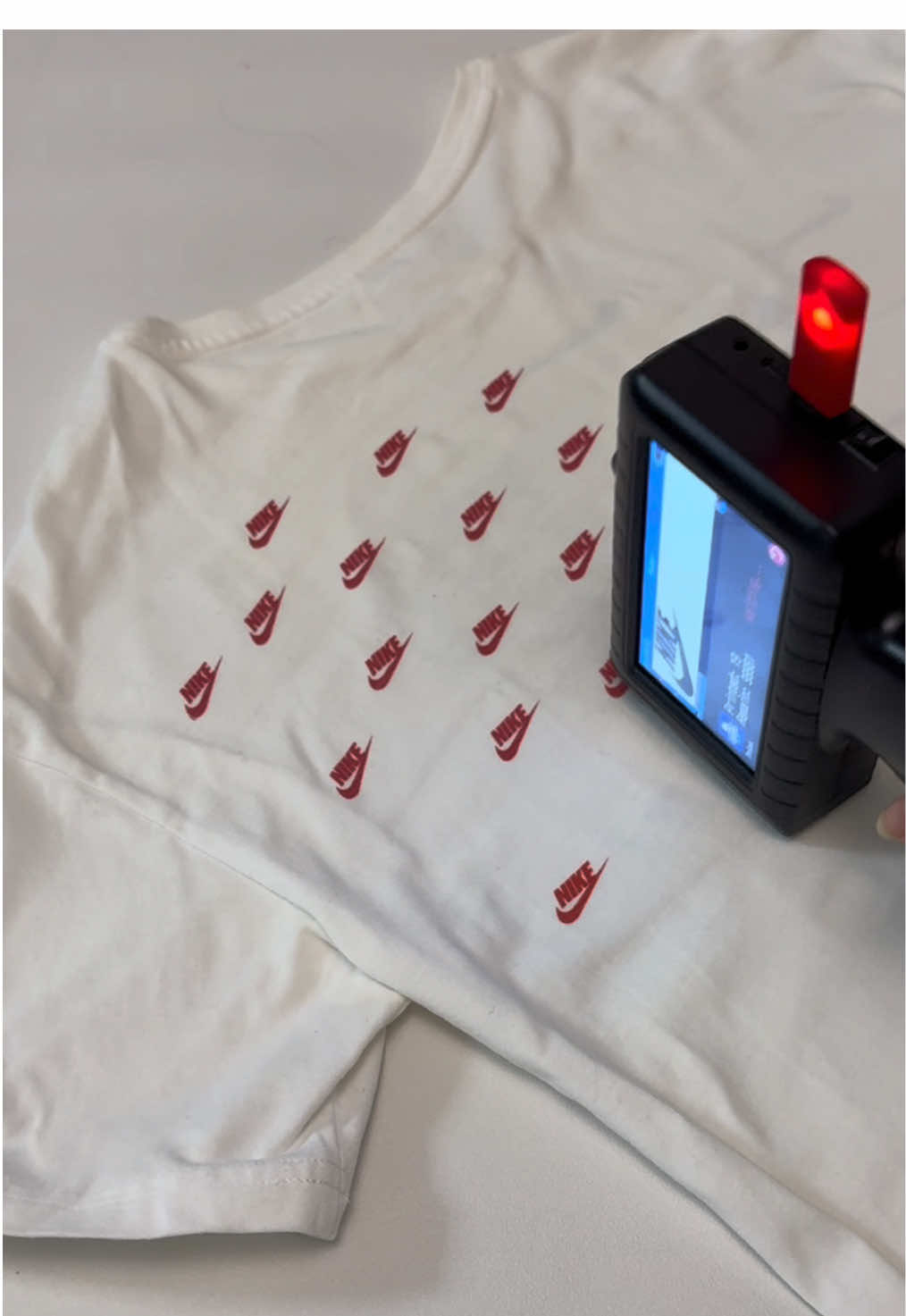 From paper to wood to fabric… this printer prints on everything❤️#handheldinkjetprinter #inkjetprinter #handheldcodingmachine #fyp #inkjetcodingmachine 