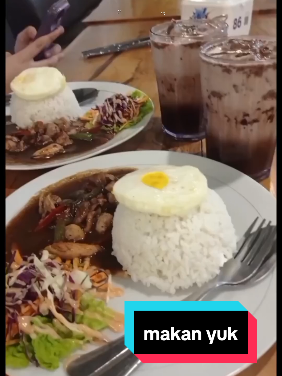 kalo ada yang omongin kamu, makanlah dia juga😎😆😆 #fypppppppppppppppppppppp  #fypシ゚  #makan 