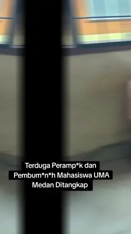 MEDAN- Tim gabungan Satreskrim Polrestabes Medan, Polda Sumut dan Polsek Patumbak menangkap terduga pelaku peramp*k*n dan pembun*han mahasiswa semester 1 Fakultas Hukum Universitas Medan Area (UMA) bernama Bonio Raja Gadja. Namun demikian, belum ada keterangan resmi dari Kepolisian bagaimana kronologis kejadian, hingga motifnya, karena masih didalami. Diketahui sebelumnya, seorang mahasiswa semester 1 Fakultas Hukum Universitas Medan Area (UMA) ditemukan tewas di rumahnya, Gang Rambe, Dusun IV, Desa Marindal II, Kecamatan Patumbak, kabupaten Deli Serdang, Jumat (14/11/2025). Korban ditemukan bersimbah darah di dalam kamarnya dengan kondisi luka. Korban pertama kali ditemukan oleh kakaknya, Diva, lantaran sejak Kamis tak ada kabar. Berulang kali di WhatsApp, ditelpon ayahnya tak merespon. Sehingga ayahnya menghubungi kakak korban untuk mengecek. Begitu mau buka pintu rumah, kondisi berantakan dan berceceran dar@h dimana-mana. Diva, kakak korban mengatakan selama ini Bonio dan dirinya tinggal berdua di rumah tersebut. Sedangkan kedua orang tua mereka tinggal di Kabupaten Humbang Hasundutan. Namun, kurang lebih sejak Senin 10 November kemarin Diva ada pekerjaan sehingga tak bisa pulang pergi ke rumah seperti biasa bersama adiknya. Karena kakaknya tak sempat pulang akibat pekerjaan, pada hari Senin itu juga, Bonio sempat izin ke orangtua mereka membawa rekannya nginap di rumah. Sedangkan menurut rekan sekelas korban, Abram Taher Dolok Saribu, pada Kamis siang 13 November kemarin, mereka sempat nongkrong sambil main biliar sepulang kuliah hingga pukul 13:00 WIB. Korban pertama kali ditemukan oleh kakaknya, Diva, lantaran sejak Kamis 13 November tak ada kabar. Berulang kali di WhatsApp, ditelpon ayahnya tak merespon. Sehingga ayahnya menghubungi kakak korban untuk mengecek. Begitu mau buka pintu rumah, kondisi berantakan dan berceceran dar@h dimana-mana. Diva, kakak korban mengatakan, selama ini Bonio dan dirinya tinggal berdua di rumah tersebut. Sedangkan kedua orang tua mereka tinggal di Kabupaten Humbang Hasundutan. Namun, kurang lebih sejak Senin 10 November kemarin Diva ada pekerjaan sehingga tak bisa pulang pergi ke rumah seperti biasa bersama adiknya. Karena kakaknya tak sempat pulang akibat pekerjaan, pada hari Senin itu juga, Bonio sempat izin ke orangtua mereka membawa rekannya nginap di rumah. Sedangkan menurut rekan sekelas korban, Abram Taher Dolok Saribu, pada Kamis siang 13 November kemarin, mereka sempat nongkrong sambil main biliar sepulang kuliah hingga pukul 13:00 WIB. #fyp #mahasiswauma #polrestabesmedan 