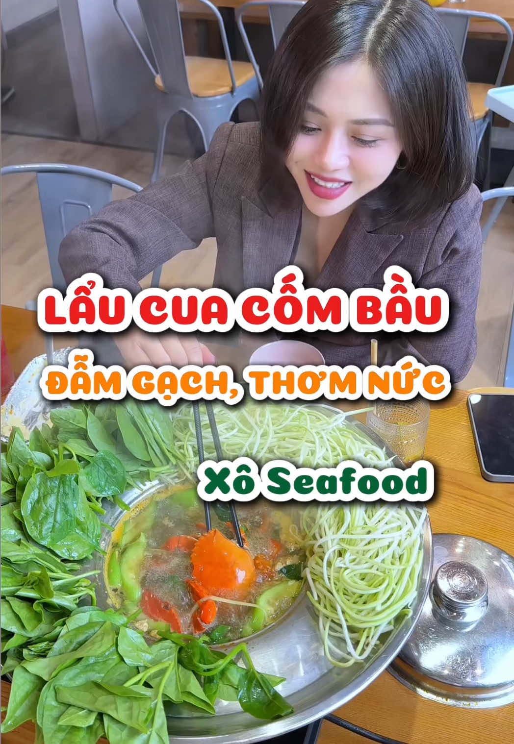 Lẩu cua cốm bầu đẫm gạch ở Xô Seafood đúng chuẩn món “nghe đã thèm, nhìn là muốn ăn ngay”. Nồi lẩu nóng hổi với cua tươi, gạch béo ngậy hòa cùng vị thơm của cốm và độ ngọt thanh của bầu, tạo nên hương vị vừa lạ vừa cuốn. Ngoài ra hải sản ở đây cũng tươi ngon.  #maymomam #ancungtiktok #xoseafood #ancungtiktok #laucuacombau 