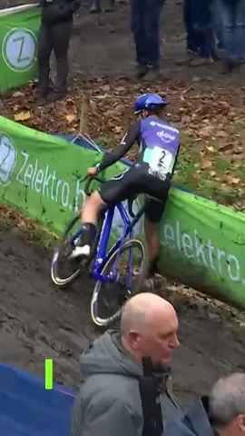 Tricky conditions in Hamme 😬 Lucinda Brand set the early pace but difficult conditions require full concentration 👀