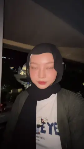 Aduh maaf bu jilbabe mabur