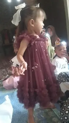 Dres Ultah nya asli cakep bangt ya anak ku pake size M umur 2 tahun🤩rambut palsunya juga Curly nya bagus bangt super awet yuk samaan🥳 #Inspirasidresultahanak #dresultahanak #dreskupukupu #inspirasifotostudio  #rambutpalsuanak 