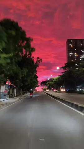 Bandung diwaktu senja Langit Bandung sore tadi #Bandung #Bandungvibes  #Bandunghits #senja 