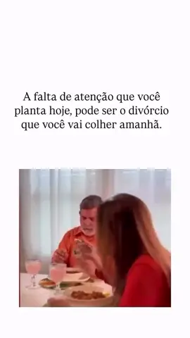 A falta de atenção dentro de um relacionamento é um dos sinais silenciosos que mais destroem conexões. Muitas vezes, não é o desamor que afasta duas pessoas, mas o descuido emocional — o olhar que não se cruza mais, as conversas que perdem espaço para celular, o toque que deixa de acontecer. Na psicologia, sabemos que a atenção é uma das principais formas de validação emocional. Ela comunica: 