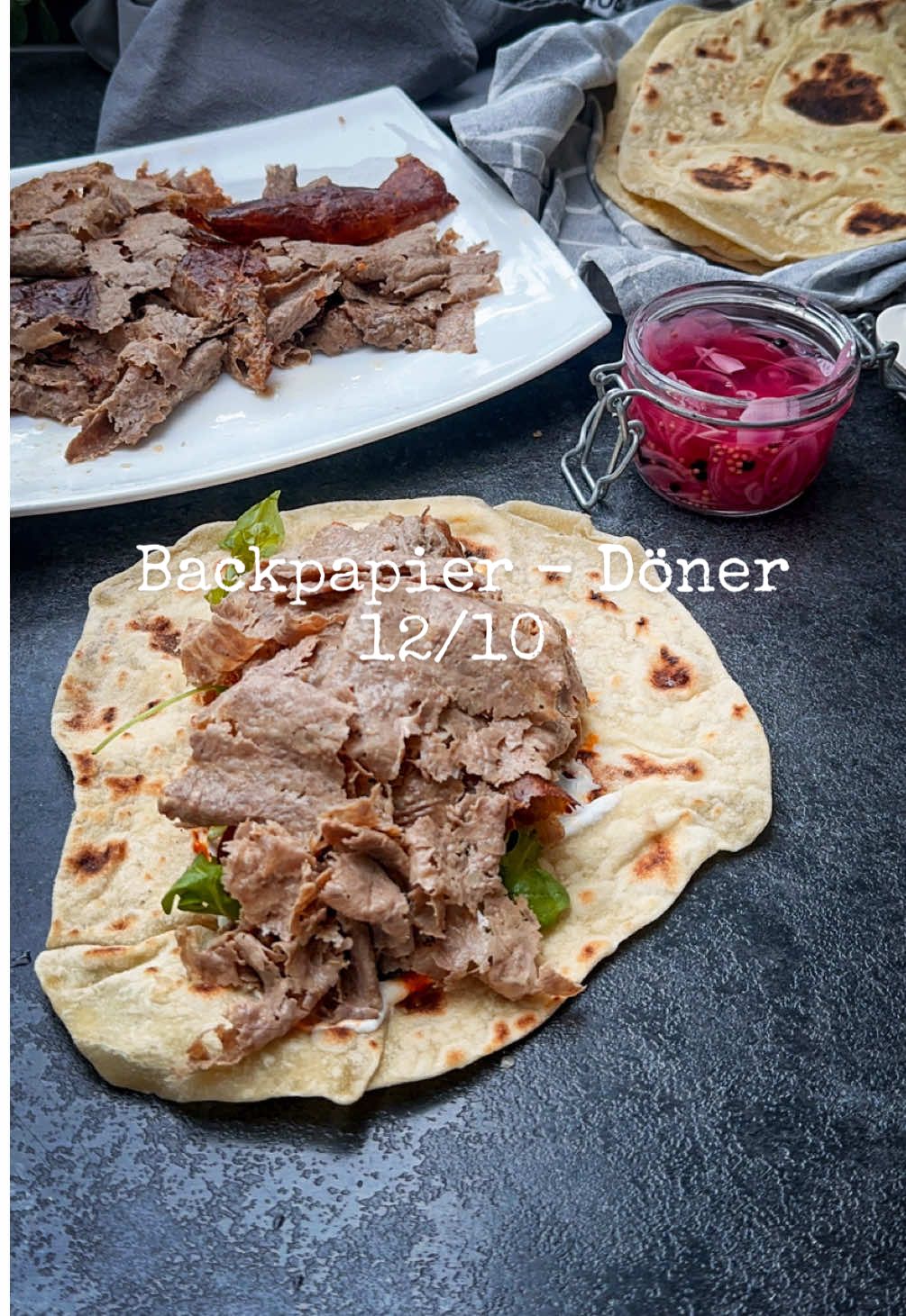 Der Backpapier-Döner geht gerade überall viral, und ich verstehe warum! Super saftig, easy gemacht und jeder will das Rezept nachmachen.12/10🤤🤤 • 400 g Rinderhack • 1 Zwiebel • 3 Paprika (in Streifen oder Hälften) • 1 EL Joghurt • 1 TL Paprikapulver • ½ TL Chili • Eine Prise Kümmel Salz & Pfeffer S Paprika Zubereitung: Hackfleisch, fein gehackte Zwiebel, Gewürze und Joghurt zu einer gleichmäßigen Masse vermengen. Die Mischung in 4 Portionen teilen, jede zwischen zwei Backpapierblätter legen und sehr dünn ausrollen. Die dünnen Fleischplatten fest aufrollen. Die Paprika auf ein Blech legen, die Fleischrollen daneben platzieren und alles zusammen bei 200 °C ca. 25 Minuten backen. #döner #kebap #einfacherezepte #lecker #instafood 