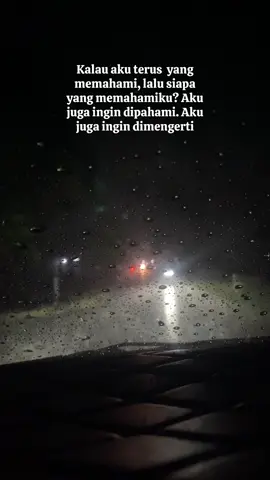 Dari pada 1 payung bertiga, lebih baik aku kehujanan dalam innova #rain #innova1tr #girldriver 