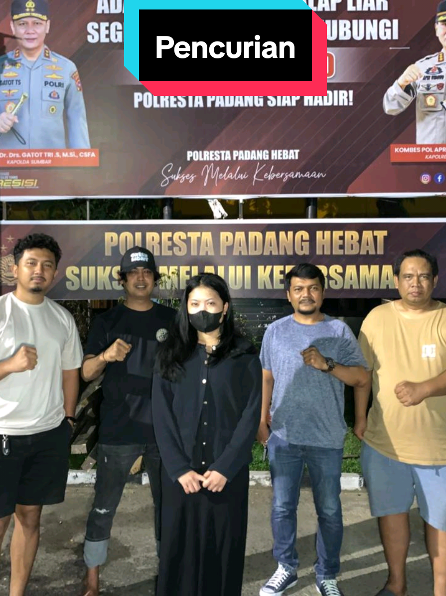 Tim 1 Klewang Menganmankan Seorang perempuan berinisial S (24) kembali berurusan dengan aparat penegak hukum setelah diduga melakukan pencurian di sebuah mini market di kawasan Ulak Karang, Kecamatan Padang Utara, Kota Padang, Sumatera Barat (Sumbar) pada Sabtu (15/11/2025). Perempuan tersebut ditangkap Tim Klewang Satreskrim Polresta Padang setelah rekaman kamera pengawas (CCTV) menunjukkan aksinya mengambil barang kebutuhan harian tanpa membayar. Kepala Tim 1 (Katim 1) Klewang Satreskrim Polresta Padang, Aipda Riki Andi, mengungkapkan bahwa penangkapan dilakukan di X Mart Ulak Karang. Ia menegaskan bahwa pelaku merupakan residivis kasus serupa. “Kami telah menangkap seorang perempuan di kawasan Ulak Karang, tepatnya di X Mart. Padahal yang bersangkutan baru menghirup udara bebas selama lima hari dari penjara. Artinya, dia berstatus residivis dengan kasus yang sama, mengutil barang di tempat perbelanjaan,” katanya. Pelaku, kata Riki, berpura-pura berbelanja sebelum mengambil sejumlah barang dan memasukkannya ke dalam tas yang dibawanya. Barang yang dicuri merupakan kebutuhan sehari-hari, mulai dari odol hingga sabun. “Modusnya sama seperti sebelumnya, berpura-pura menjadi pembeli lalu mengambil barang dan memasukkannya ke tas,” kata Riki. Aksi tersebut terekam jelas oleh kamera pengawas (CCTV) mini market, sehingga memudahkan petugas untuk mengidentifikasi dan menangkap pelaku tidak lama setelah kejadian. Setelah diamankan, S mengakui perbuatannya dan menyebut pencurian kali ini sebagai aksi pertamanya setelah bebas. “Kepada polisi, pelaku mengaku mengambil odol dan sabun dengan modus pura-pura berbelanja. Ia mengaku baru mengambil satu kali ini,” kata Riki. Sebagaimana diketahui, S berstatus sebagai residivis dan sudah menjalani hukuman pidana dengan kasus yang sama, yakni pencurian di tempat perbelanjaan. 