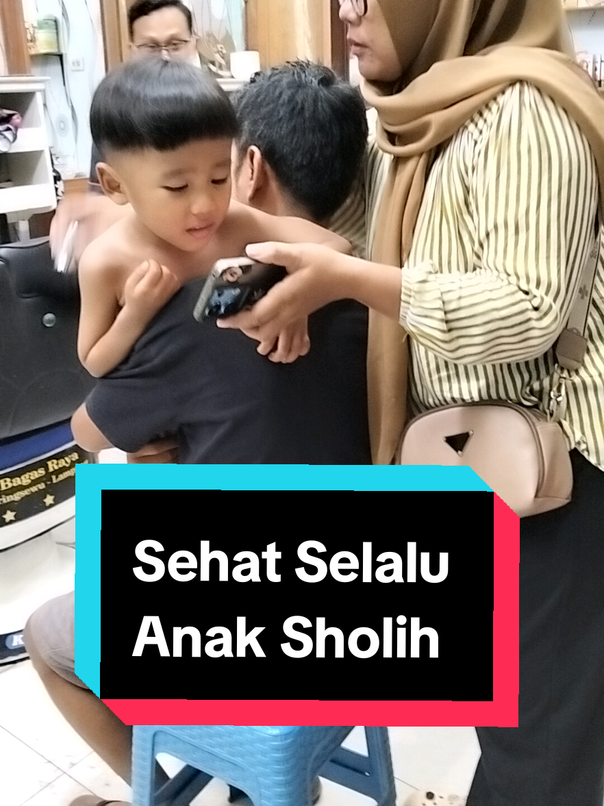 Trimakasih ya Ayah Bunda yg ikut  repot megangin si kecil,jadi ikut kena rambut deh pakainya.. sehat selalu anak Sholih..#cukuranak #pangkasrambutbagasraya #barber #barbershop #pringsewulampung #fyp #fypシ 