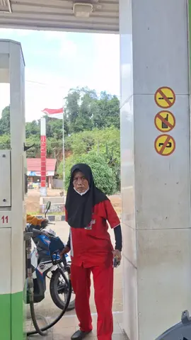 karna udah terlanjur viral dan kita takut berita ny jdi simpang siur ,kronologis nya saya dan suami datang ke SPBU rantau ikil niat mau isi bensin pass mau isi pertalite ternyata sudab habis jdi kami beralihke sebelah dan di klakson sama suami nanya ke mbak2 yg di vidio pertamax ada ngak pertama kami cuma dilihat dan kami bertanya lagi pertamax ada ngak langsung di jawab dengan nada marah dan raut muka yg tidak enak dilihat ,DAK NAMPAK KAU BARUSAN ORANG NGISI BERARTI ADO jdi kami mendekat lh kesitu langsung kami kasih tau kalo jawab tu bagus² dak usah marah kami cuma betanyo bae mungkin dak senang lah dia ditegur sehingga ngoceh dan marah jdi terjadi lah cecok mulut di sana ,saat saya vidiokan ibu ini langsung agak diam ,datang lah kariyawan yg badan gemuk langsung ngerampas hp saya untung ny tidak dapat jd vidio ny terhenti di situ ,dan mbak yg gemuk langsung marah² dan mengancam ngapoin vidio² awas yo kalo sampe di viralkan sayo tando i muko kamu ,panjang lebar cecok sampe keluar kata² kotor dri mulut ibu² yg tua dan kondisi mulai tidak kondusif setelah selesai kami bayar kami langsung meningalkan spbu tersebut ,tidak ada itikad baik dri pihak spbu tersebut sehingga saya merasa jengkel dan saya viralkan vidio nya di apk sebelah ,dan ternyata ratusan yang komen pernah merasakan di perlakuakan semena² oleh kariyawan spbu tersebut mau pun spbu laen ny di kota bungo ,kita ini pembeli tidak seharusnya di perlakukan seperti itu layani saja dengan sewajar nya 😇 #fyppppppppppppppppppppppp #fypシ゚viral #semuaorang 