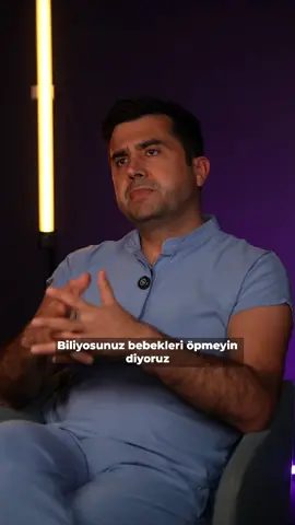 “Bebekleri neden öpmeyin diyoruz?” Bu cümleyi hep söylüyoruz ama arkasındaki nedeni çok az kişi gerçekten biliyor.  Erzurum Bölge Eğitim ve Araştırma Hastanesi’nde mecburi hizmet yaptığım dönemdeydi… 6 aylık bir bebek ateş ve nöbet şikayetiyle getirildi. Tetkiklerini yaptık; tomografi, kanlar, belinden sıvı… Ama sonuçlar hemen çıkmadığı için aile doğal olarak endişeliydi, bizi sıkıştırıyordu: “Hocam neden hâlâ sebebini bulamıyorsunuz?” Sonunda belinden aldığımız sıvının sonucu geldi. Ve gördüğümüz şey hepimizi sarstı: Annenin dudağındaki uçuk virüsü, bebeğin beyin omurilik sıvısında üremişti. Yani annedeki basit bir uçuk, bebeğin beynine kadar ulaşmıştı. Takip sürecinde bu enfeksiyona bağlı beyin kanaması gelişti. Çok ağır bir tabloydu… Ama yoğun bakımdaki tedavisinin ardından şükür ki taburcu ettik, şu an iyi. İşte bu yüzden “bebekleri öpmeyin” diyoruz. Anne-baba sevgisi çok başka, bunu biliyorum… Ama eğer dudağınızda uçuk varsa, kendinizi hasta hissediyorsanız, lütfen bebeğinize temas etmeyin, öpmeyin. Bazen küçücük bir virüs, minicik bir bedene çok büyük zarar verebiliyor. #DoçDrAdemDursun #ÇocukSağlığı #BebekBakımı #UçukVirüsü #AnneBabalaraUyarı 
