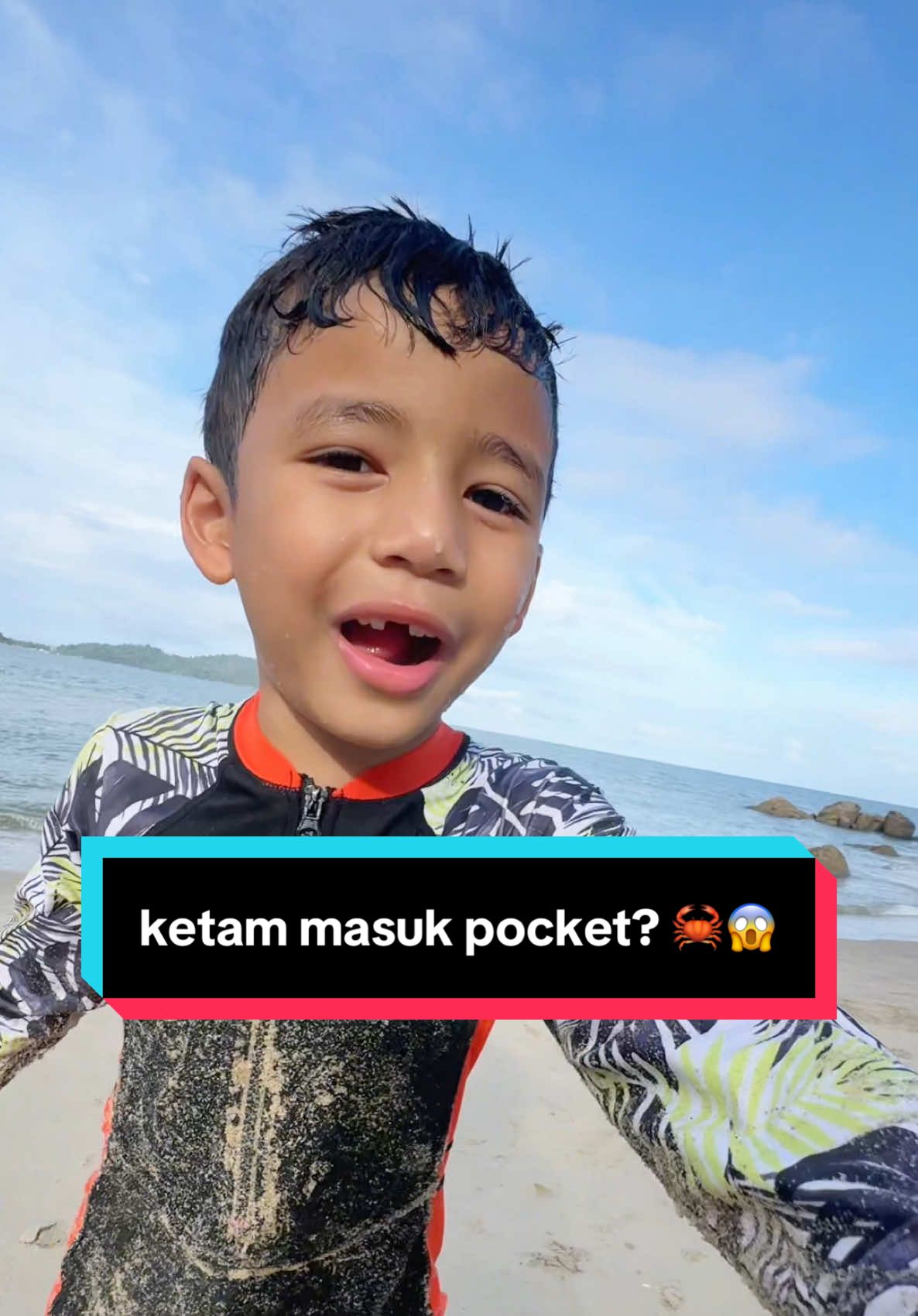 Time seronok CCO bermain dekat pantai, habis lah cameraman kena masuk ketam dalam dia punya pocket 😅 Rhaudah pula dapat kerang dia nak goreng sampai rumah 🤭 siapa yang punya perangai macam ni cuba mention and komen sikit 🤣