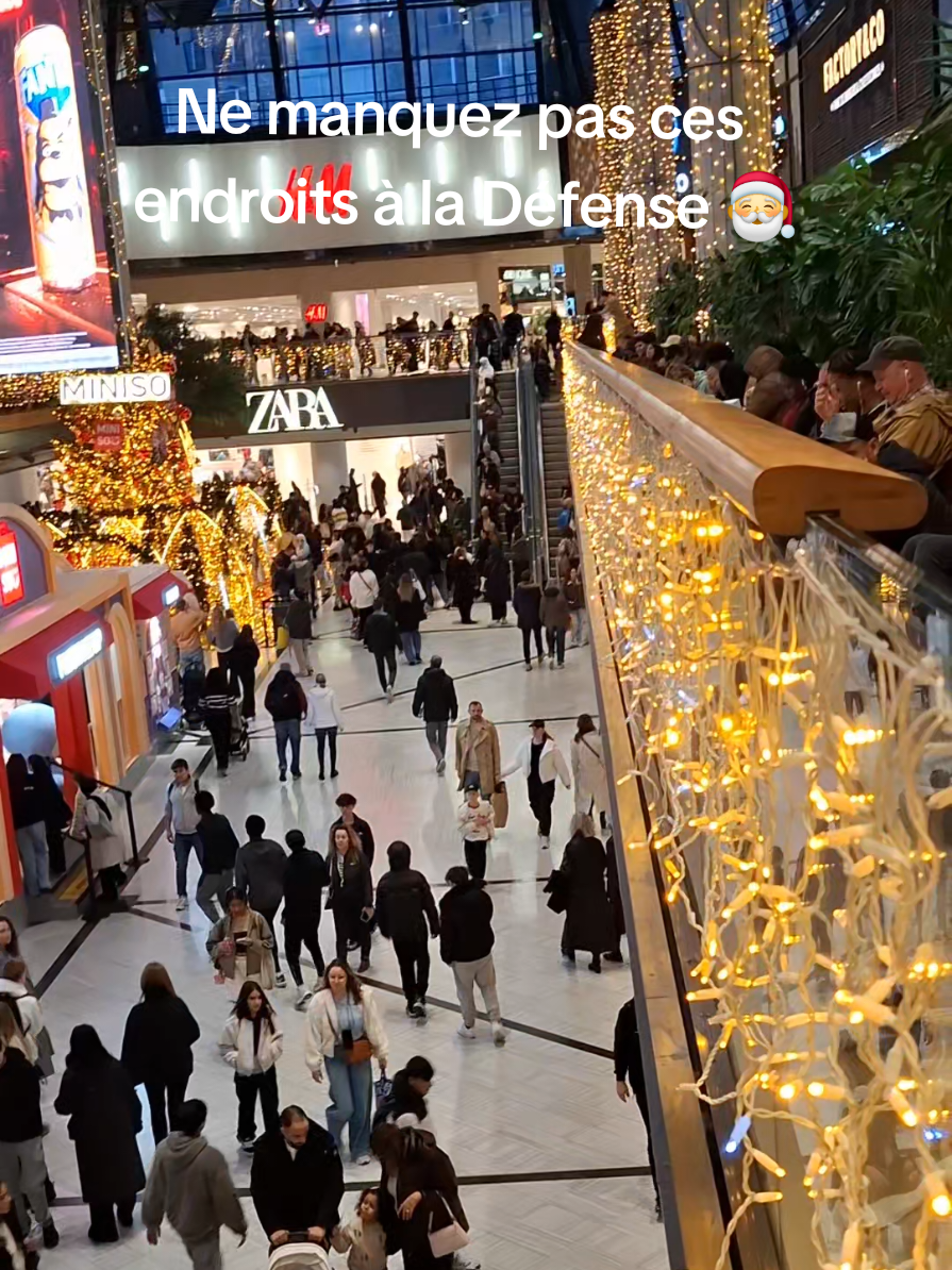 illuminée 🎅🎄l'esprit de Noël  #noêl #ladefenseparis #noêl🎄 #noelaparis 
