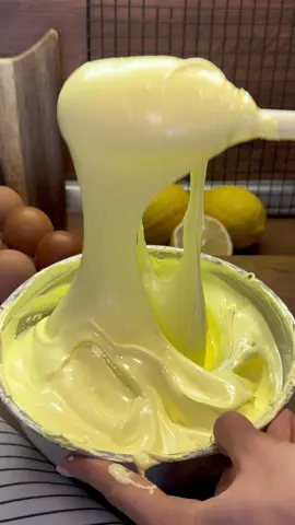 Безе⭐️☁️ Ингредиенты: Для швейцарской меренги: 150г - белков 300г - сахара 30г - крахмала (любого) Щепотка соли Желтый краситель Для крема: 220г - творожного сыра 88г - сливочного масла Сах.пудра по вкусу ~ 50г Лимонный курд: 150 г - лимонный сок 3 шт - яйца 150 г - сливочное масло (холодное) 100 г - сахар - ﻿﻿Готовим крем. Размягченное сливочное масло взбить с сахарной пудрой до посветления, добавить творожный сыр, соединить - ﻿﻿Лимонный курд. Яйца взбить с сахаром, в кастрюлю вылить лимонный сок и поставить на плиту. Как только сок закипает - влить яйца смешанные с сахаром, быстро перемешать, масса начнет густеть, снять с плиты. Ввести кусочками сливочное масло, перемешать. - ﻿﻿Меренга. Белки и сахар сложить в кастрюльку, поставить кастрюльку на водяную баню постоянно помешивая!, прогреть сахар и белками до 60-65° снять с огня и сразу начать взбивать на большой скорости до белой пышной массы, на последней минуте взбивания добавить крахмал и краситель. - ﻿﻿Взбитую белковую массу сложить в кондитерский мешок и на противне с пергаментом отсадить звезды - ﻿﻿Отправить меренгу сушится при 100° 2.5 - 3.5часа (2.5ч-останется нежная мягкая серединка, 3.5ч-все пирожное будет хрустящее, твердое, без нежной серединки). Ещё время зависит от веса и формы ваших пирожных. - ﻿﻿Сборка. Крем выложить в кондитерский мешок, нанести на звезду, выложить начинку, сверху закрыть второй половинкой - ﻿﻿Готово! —————————— Meringue Ingredients: For the Swiss meringue: 150g - egg whites 300g - sugar 30g - starch (any kind) A pinch of salt Yellow food coloring For the frosting: 220g - cream cheese 88g - butter Icing sugar ~50g Lemon curd: 150g - lemon juice 3 eggs 150g - cold butter 100g - sugar - Prepare the frosting. Beat the softened butter with the icing sugar until pale, add the cream cheese, and combine. - Lemon curd: Beat the eggs with the sugar, pour the lemon juice into a saucepan, and place on the stove. As soon as the juice boils, pour in the eggs and sugar, stir quickly until the mixture begins to thicken, then remove from the stove. Add the butter in pieces and mix. - Meringue. Place the egg whites and sugar in a saucepan. Place the saucepan over a double boiler, stirring constantly. Heat the sugar and egg whites to 60-65°C. Remove from the heat and immediately begin whisking at high speed until white and fluffy. Add cornstarch and food coloring during the last minute of beating. - Place the whipped egg whites in a pastry bag and pipe stars onto a parchment-lined baking sheet. - Assembly. Place the cream in a pastry bag, pipe a star, add the filling, and top with a second layer. - Done! #безе #павловарецепт #рецептбезе #павловапирожное #пирожноерецепт 