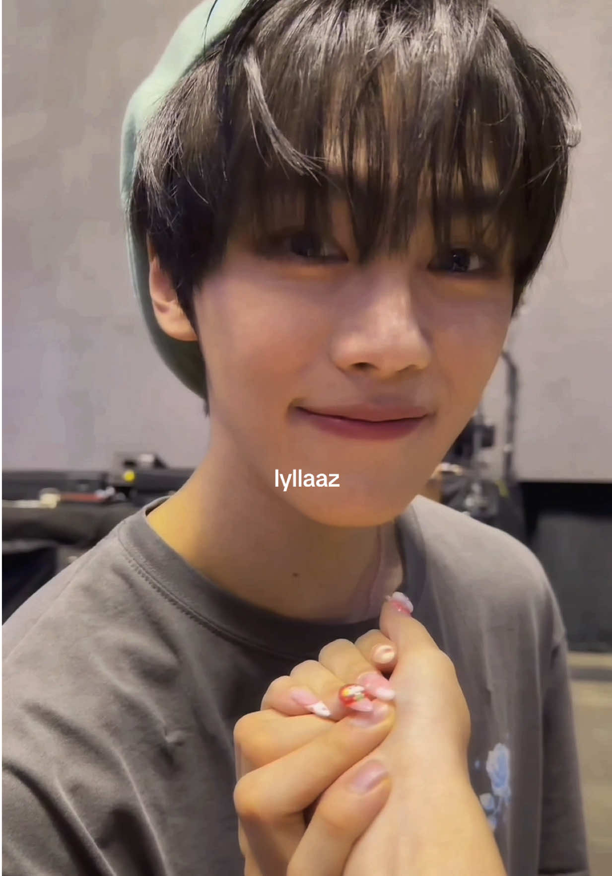 when you put your hand out for 아궁빵 but he held your hand instead... idk how to feel rn #zb1 #zerobaseone #gyuvin 