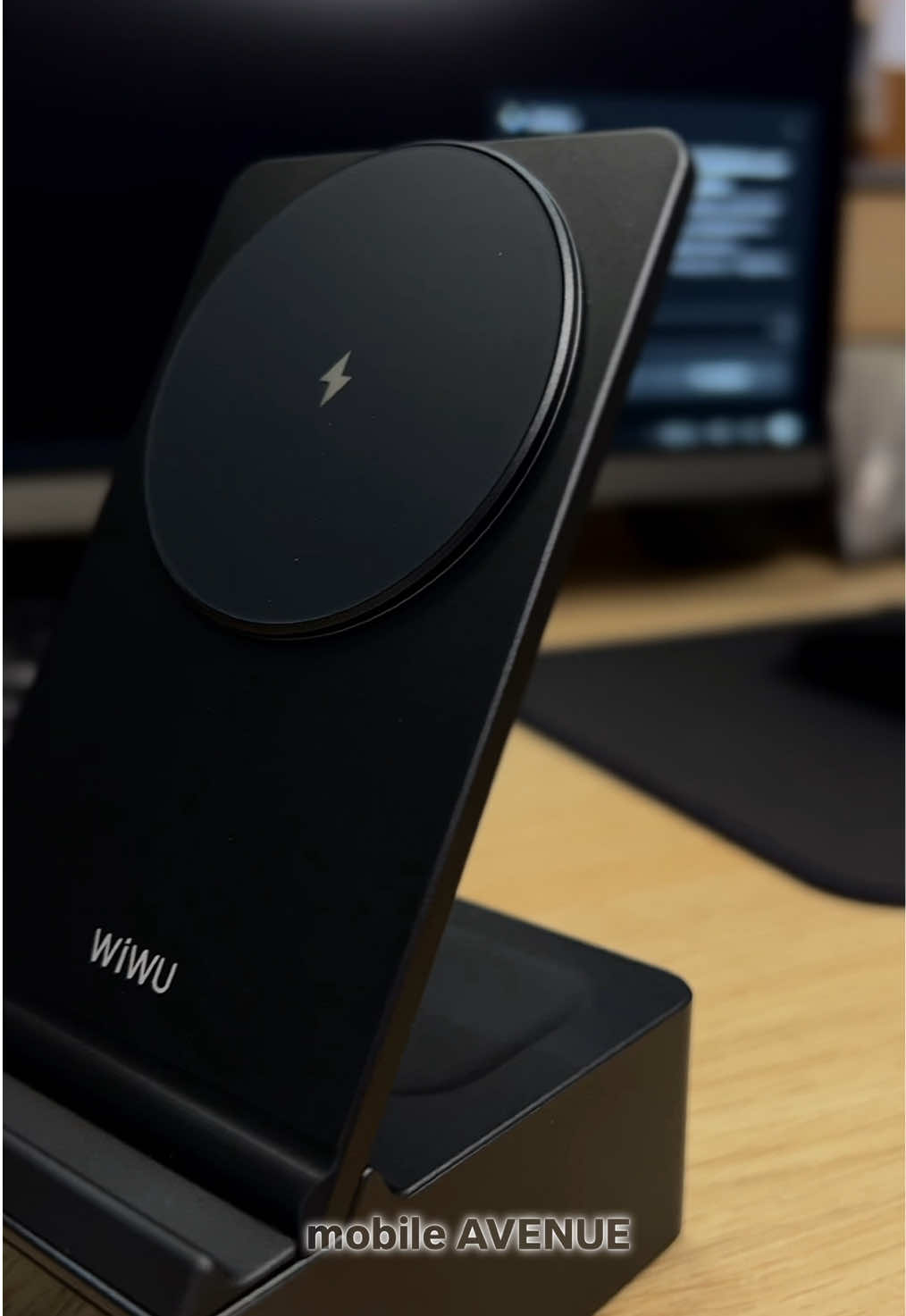 WiWU WI-W011 — бездротова зарядка 3 в 1 з LED-годинником Шукаєте універсальну зарядну станцію, яка поєднує дизайн і функціональність? WIWU Wi-W011 3 в 1 — саме те, що потрібно. Вона дозволяє заряджати iPhone та AirPods одночасно, а вбудований LED-годинник додає зручності у повсякденному використанні. Чому варто обрати Wi-W011: 	•	Одночасна зарядка телефону та навушників. 	•	LED-годинник із м’яким нічним підсвічуванням. 	•	15 Вт потужності з автоматичним розподілом. 	•	Міцний корпус з алюмінієвого сплаву та акрилового скла. 	•	Зручний нахил панелі — можна користуватися смартфоном під час заряджання. 	•	Стильний та компактний дизайн, який пасує до будь-якого інтер’єру. 	•	Акуратне підключення: кабель виведений ззаду для максимальної зручності. 💸 Ціна: 1699 грн #wiwu #wiwuw011 #зарядка3в1 #бездротовазарядка #wirelesscharger          
