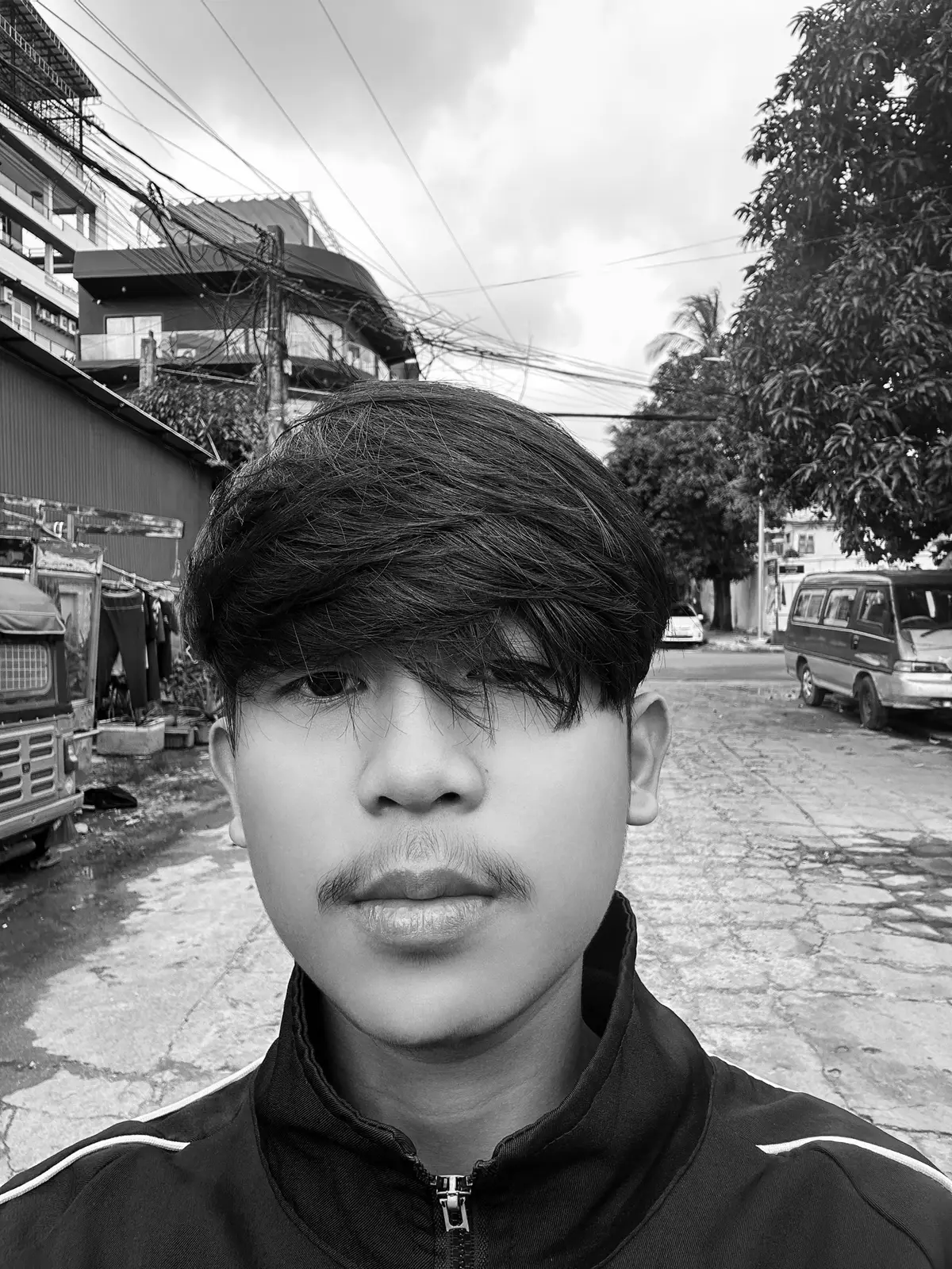 ធ្លាប់ឆេវឆាវ បែរជាស្ងប់ស្ងាត់ ធ្លាប់ចាយ បែរជាសន្សំ ធ្លាប់លេងសេីច បែរជាទំនួលខុសត្រូវ.