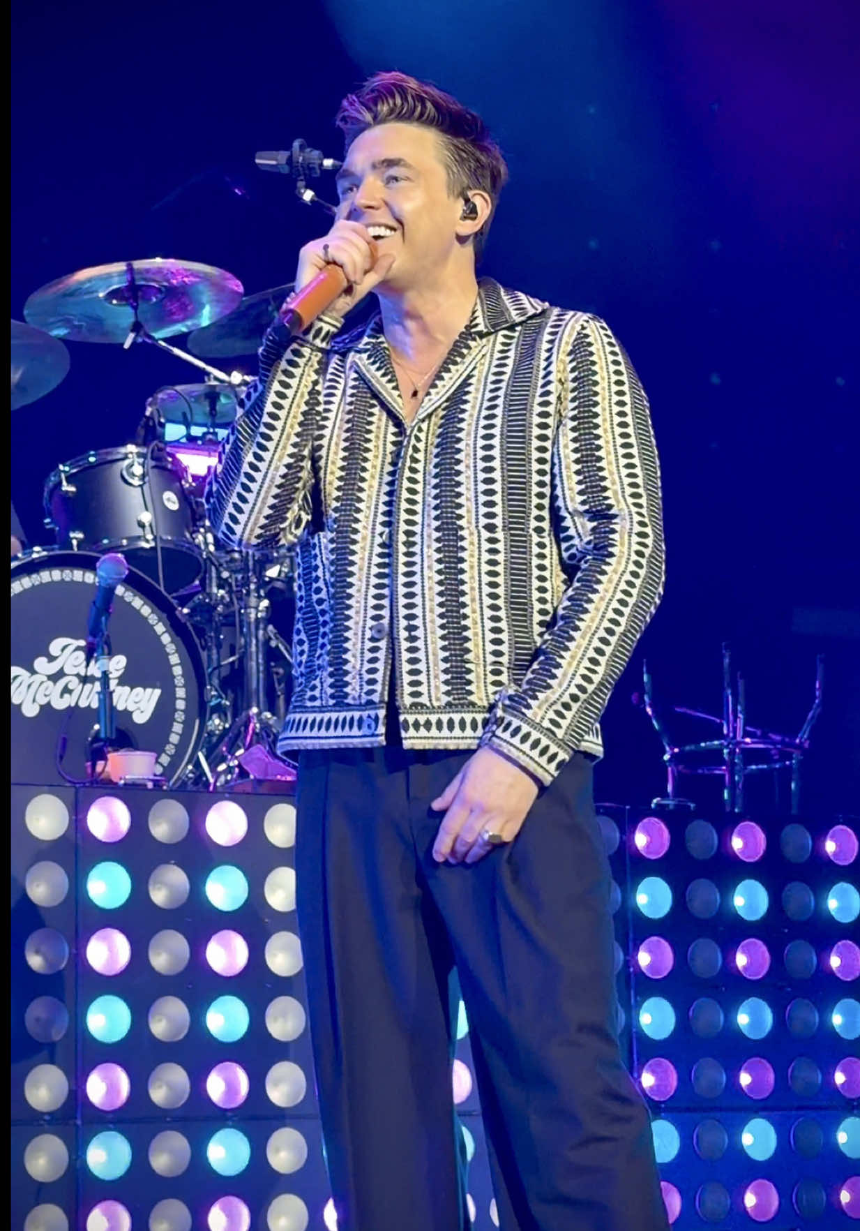 @Jesse McCartney showing off his dance moves while performing Leavin’ in Las Vegas on 11.08.25 during his Weightless tour #jessemccartney #fyp #jessemccartneytour #concert #lasvegas 