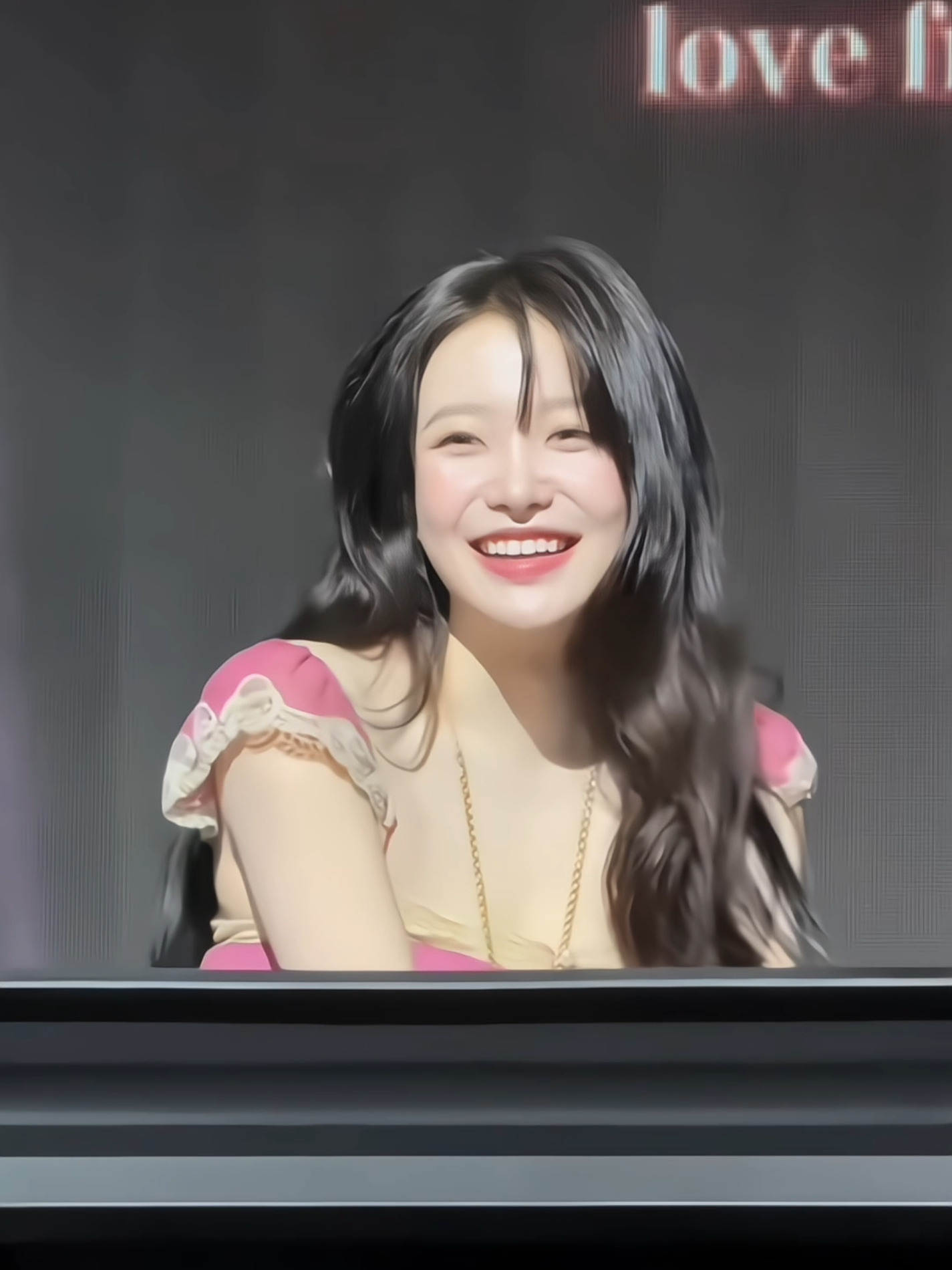 OMG, she’s glowing so beautifully she doesn’t even look real🤯🫠🤧 . . cr: 末日了快跑 on XHS . #KIMYERIM #yeri #fanmeeting #예리 #김예림 