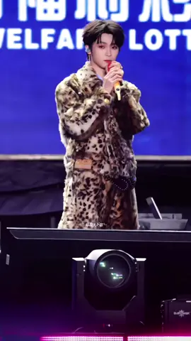 Còn nhớ có lần YUNI bảo mong chờ sân khấu diễn solo của anh ,anh trả lời lại bảo chờ anh ra thêm mấy bài hát nữa. Giờ thì anh đang biến lời hứa ấy thành sự thật ròi,và ngày đó cũng sắp đến gần với chúng ta rồi .Chờ anh ấy thêm một chút nữa thôiiiii ,đúng là Cá nhỏ tốc độ màaa~~~🐟🥳☺️ #郑朋 #梓渝 #ziyu #tửdu #xh 