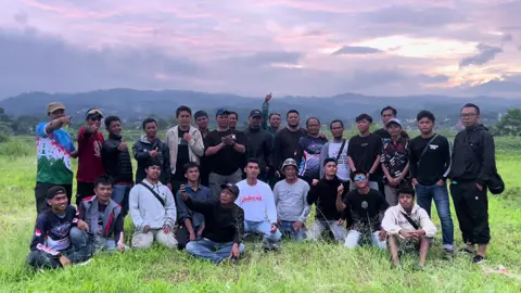 Silaturahmi aduan layangan garut dan sumedang hatur nuhun waktosna ,mantap aduanana ,trutamina ka pak @PDP 2 putra  sareng team hatur nuhun pisan🙏😁 #layangangarut