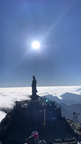 We are on Heaven ❤️ #sapatrekkingwithgio #sapatrekkinghikingtours #beeshomestaysapa #fansipanhike #sapa @Bees Homestay Sapa & Trekking @Pàng Châu Sapa 