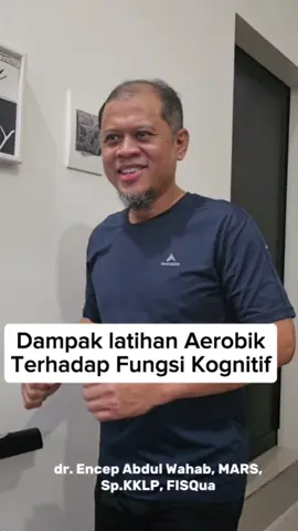 penelitian yang dimuat dalam jurnal National Library Of Medicine USA 1. Olahraga sebagai makanan otak, karena ada dampak aktivitas fisik terhadap fungsi kognitif otak, orang yang memiliki keseimbangan antara bekerja/belajar dan olahraga memicu pelepasan zat kimia diotak (seperti endorphin, serotonin, dopamine) membuat Bahagia, dan otak kita menjadi lebih fokus, konsentrasi. 2. Untuk jangka Panjang, Aerobik mencegah terjadinya penurunan kognitif yang berkaitan dengan usia seperti demensia dan Alzheimer.  Olahraga aerobik yang berdampak signifikan terhadap kesehatan otak harus memenuhi kriteria :  *1.	Intensitas Aerobik Sedang-Tinggi* *2.	Durasi yang Cukup,  30-50 menit per sesi* *3.	Frekuensi Teratur,  dilakukan secara rutin, minimal 3-5 kali/minggu sesuai anjuran WHO (150 menit) aktivitas aerobik  intensitas sedang/ minggu* *4.	Konsisten dan Berkelanjutan: Manfaat kesehatan otak dari aerobik bersifat jangka Panjang (lakukan secara rutin, konsisten sesuai kriteria)* #dokterkeluargabogor  #drEncepAbdul #fyp 