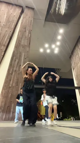 who are those 2 boys at the back… 😒😒 @aMuLA dc: @trendkids 