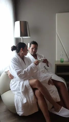 Si el lujo tuviera un aroma, se sentiría como ette hotel. @ette hotel  Habitaciones elegantes, spa de ensueño, gym moderno, y una propuesta gastronómica que enamora desde el primer bocado.  Un viaje donde el bienestar se vive en cada detalle. ✨ #ettehotel #OrlandoBoutiqueHotel #LuxuryLifestyle #TravelWithAnahys #WellnessRetreat 