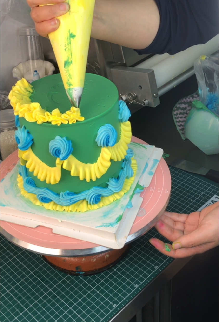 #CapCut green cake #fyp #tiktok #cake #beautifulcake #cakepiping #cakedecoration #caketutorial 