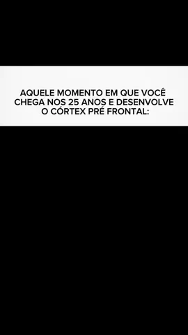 Córtex pré-frontal: o CEO preguiçoso que só aparece depois que a festa acabou. Onde fica Imagine seu cérebro como um escritório aberto: atrás da testa tem uma sala de vidro fosco onde mora o chefe que decide se você compra uma pista de kart ou paga o IPVA. Essa sala é o córtex pré-frontal — parte frontal do cérebro, grosso o bastante para ter opinião de treinador e fino o suficiente para ser ignorado durante o happy hour. Como é feito Células cinzentas enroladas como fios de fone de ouvido barato. Eles são os neurônios piramidais — são sofisticados, mas funcionam como qualquer funcionário público: lentos, meticulosos e quebrando quando você menos espera. Entre eles: axônios mielinizados (a fibra ótica do cérebro, fina e brilhante) sinapses dopaminérgicas (o “curte aí” química) glia (a faxineira que limpa a bagunça da balada chamada adolescência) Cronograma de atualização 0-12 anos – hardware em montagem; preguiça crônica. 13-24 – Estágios pagos: você testando balada, empréstimo, crush com pais ricos. 25 – última remessa de mielina chega; o CEO acorda, olha pra planilha de vida e cospe o café: “que bagunça”. Funções que AIVAM com mielina extra freio de emergência para “comprei boleto parcelado em 12x sem juros” calculadora de risco para “se eu mandar 'oi sumida', qual o custo em dignidade?” planejamento de 10 anos (até descobrir que 10 anos viram 10 semanas quando Netflix lança série nova) Humor ácido Ele é como o fiscal da Receita: não tá nem aí pra desculpa, só quer ver recibo. E se você ignorar, ele multa sua vida com 30 anos de terapia. Qual será a primeira merda que você vai deixar de fazer agora que o CEO ligou o ar condicionado na sala frontal?