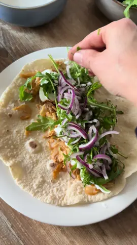 Hausgemachter Hähnchendöner Dürüm Heute zeige ich euch, wie ihr Hähnchendöner-Fleisch ganz einfach zu Hause machen könnt: saftig, würzig und perfekt für einen leckeren Dürüm oder Döner im Brot! 🥙🔥 Mit ein paar einfachen Zutaten und etwas Geduld bekommt ihr echtes Imbiss-Feeling zuhause und das ganz ohne Drehspieß! Im Video zeige ich euch: Wie ihr das Hähnchenfleisch perfekt mariniert Wie ihr das Fleisch saftig und aromatisch bratet  Wie ihr euren Dürüm mit Sauce, Salat und Co. wie beim echten Dönerstand zusammenstellt 🌯 Zutaten: 1 kg Hähnchen Oberkeulenfleisch (ohne Knochen) 3 EL Joghurt 2 EL Olivenöl 1/4 TL Kreuzkümmel 1 TL schwarzer Pfeffer 1 EL Paprikapulver  1 TL Oregano 1 TL Salz Für die Döner-Sauce: 200 g Schmand  150 g Joghurt 2 Knoblauchzehen, zerdrückt Eine Prise Salz und schwarzer Pfeffer  1 Teelöffel gehackter Dill Außerdem: Weisenfladen (Lavashbrot) Rucola Rote Zwiebel Petersilie Tomaten  Zubereitung: Alle Zutaten für die Marinade in eine große Schüssel geben und verrühren. Das Hähnchenfleisch hinzufügen und mit den Händen gut durchkneten. Ein großes Stück Frischhaltefolie auf die Arbeitsfläche legen. Das marinierte Hähnchenfleisch darauf legen und zu einer dicken Rolle formen. Die Enden fest verknoten. Das gewickelte Hähnchen-Dönerfleisch in den Gefrierschrank stellen und über Nacht gefrieren. Am nächsten Tag bei Zubereitung das Hähnchen-Dönerfleisch aus dem Gefrierschrank nehmen und es eine halbe Stunde lang bei Zimmertemperatur leicht auftauen lassen. In der Zwischenzeit alle Zutaten für die Döner-Sauce in einer Schüssel verrühren. Rucola waschen, Zwiebel und die Petersilie schneiden und vermischen. Tomaten in halbe Scheiben schneiden. Folie des Hähnchenfleisches auf einer Seite öffnen. Das Fleisch mit einem scharfen Messer in dünne Scheiben schneiden. Etwas Olivenöl in einer großen Pfanne erhitzen und die Hähnchendönerscheiben portionsweise  von beiden Seiten scharf anbraten. Das gebratene Fleisch auf einen Teller geben und so lange weiter machen bis die gewünschte Menge Fleisch gebraten ist. Zum Schluss  das gesamte Fleisch wieder in die Pfanne geben und kurz anbraten. Für euren Dürüm nun die Brote mit Fleisch,  Das vollständige Rezeptvideo findet ihr auf meinem YouTube Kanal #döner #hähnchendöner #streetfood 