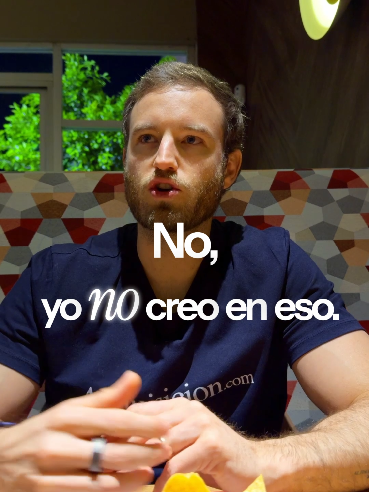 La realidad —aunque duela— es esta:  una relación a distancia casi nunca funciona. No porque falte amor, sino porque somos humanos… y los humanos necesitamos presencia, conexión y energía real. ❤️‍🩹 Puedes tener intención, puedes tener ganas, pero la distancia apaga lo que la convivencia enciende. No es culpa de nadie. Es naturaleza. Es química. Es necesidad emocional. La conexión no se sostiene con mensajes, se sostiene con miradas, con rutinas compartidas, con el “aquí estoy” que se siente, no que se escribe. ✨ Y a veces aceptar esto es más maduro que romantizar lo imposible. No es pesimismo. Es honestidad emocional. Y desde ahí sí se construye. 🔥 #marianoporter #mentalidad #relaciones #psicologia #amorpropio #verdades #emociones #conexionhumana #reflexion #crecimientopersonal#paratiiiiiiiiiiiiiiiiiiiiiiiiiiiiiii #MarketingDeValor #MentalidadGanadora #cambiodementalidad #MarianoPorter #CrecimientoPersonal #marianoporter
