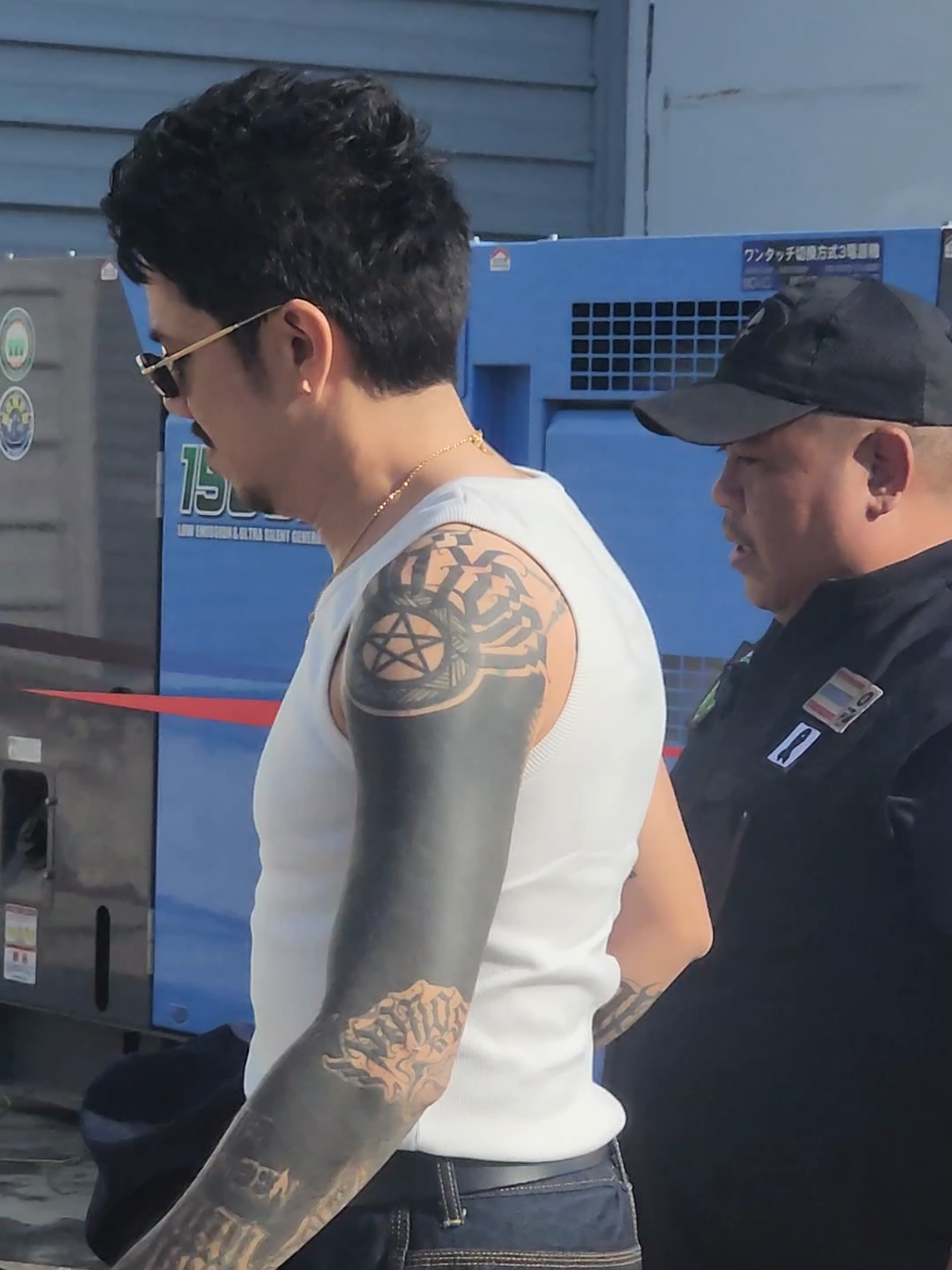 เมื่อยืนต่อแถวกับแดดที่โครตร้อน แต่เจอพี่มีนเดินมาโครตหล่อโครตอันตราย ฮ็อตกว่าแดดประเทศไทยอีก🖤😊 @themeenohana #ohanameeting2 #ohana #themeenohana 