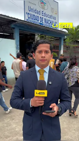 #Tendencia Machala espera el voto del alcalde Darío Macías en la Consulta Popular 2025 En la junta 73 - masculino del recinto electoral “Unidad Educativa Ciudad de Machala”, ejercerá su derecho al sufragio el alcalde de Machala, Darío Macías Salvatierra, en esta jornada de Consulta Popular y Referéndum 2025. Equipos de control, seguridad, ciudadanía y veedores permanecen atentos a su arribo, recordando la importancia de participar en las urnas y fortalecer la democracia ecuatoriana. @ladataec👈 #ladata #TendenciaPolitica  #ConsultaPopular2025 #Referéndum2025 