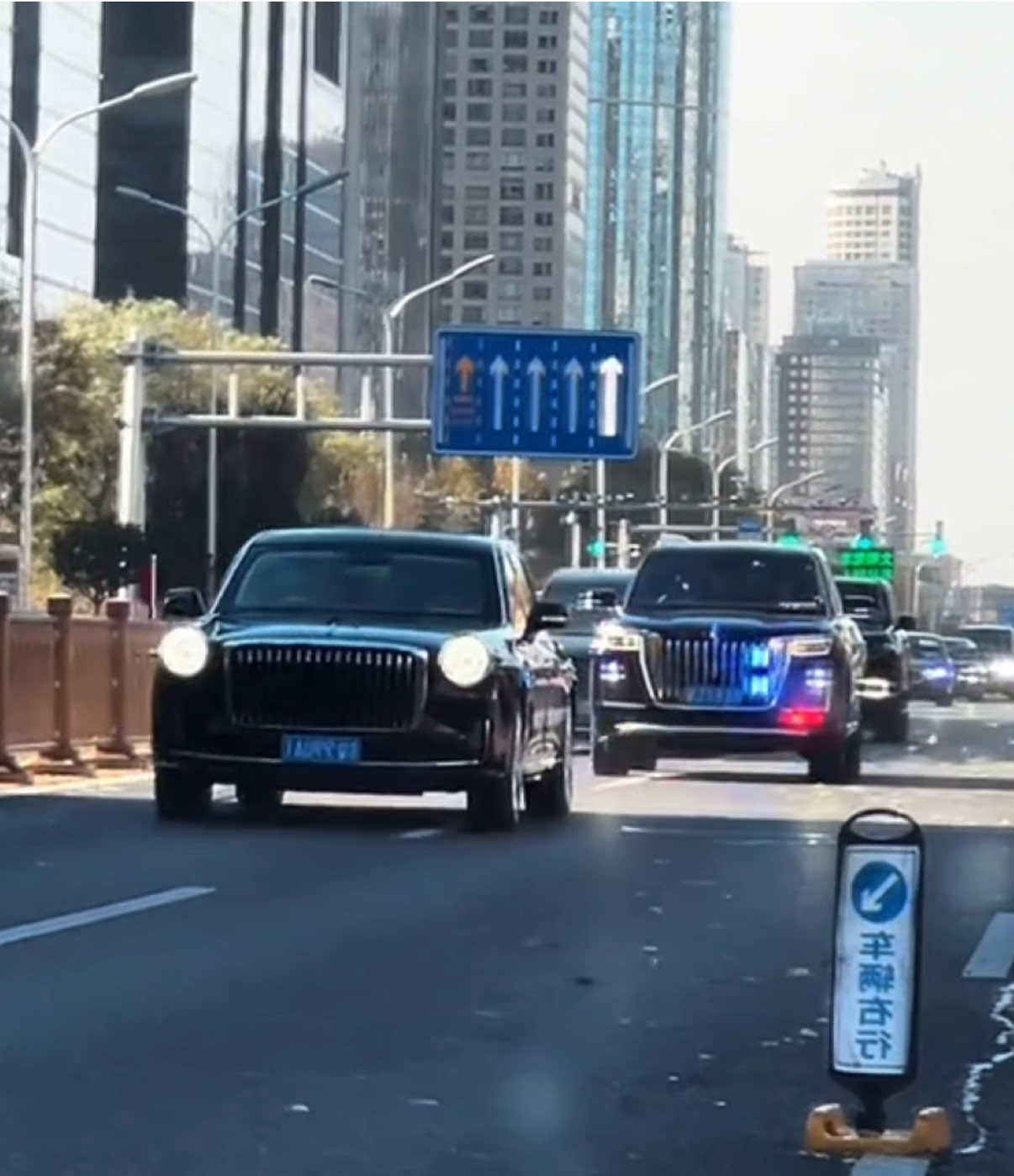 วันที่ 16 พฤศจิกายน รถยนต์ของพระองค์เสด็จสัญจรบนถนนฉางอาน กรุงปักกิ่ง ประเทศจีน โพสต์วิดีโอซ้ำจากชาวเน็ตจีน