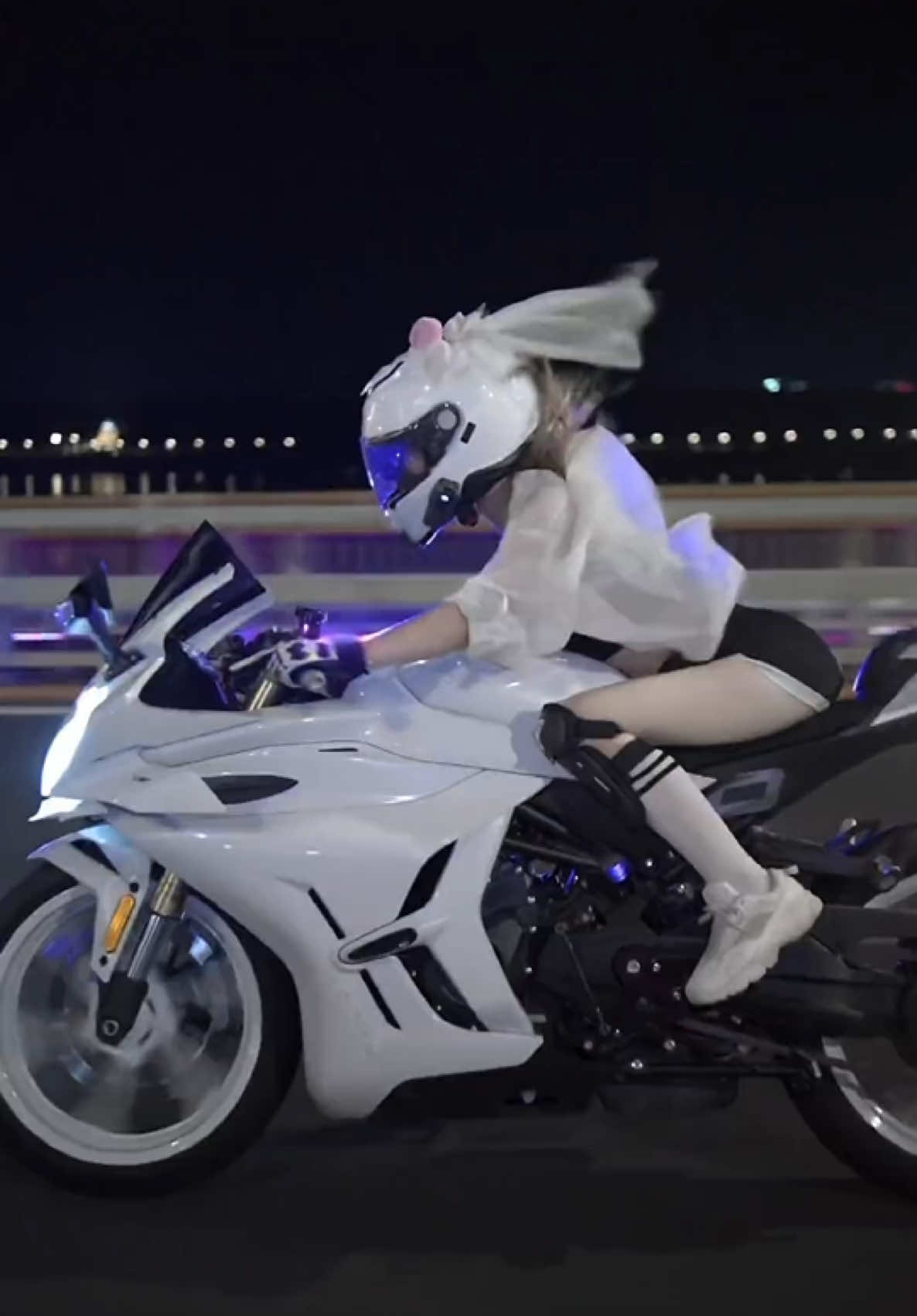 Không trả lời tin nhắn là chuyện bình thường. Có anh chàng nào không bận rộn? #NữLáiXe #XeMáy #450srs