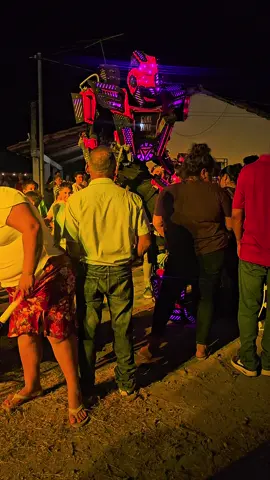 La señora lo quería cargar pero el robot no le entendía 🤣 hoy el robot los está saludando desde el Hospital. #elsalvador #tendencia #humortiktok #caidas #robot 